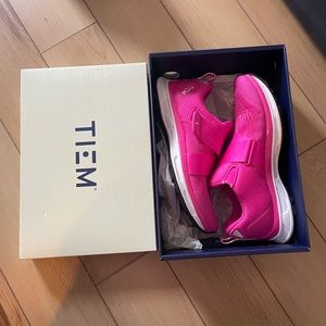 TIEM like new slipstream cycling shoe with cleat. Size 40 (9)